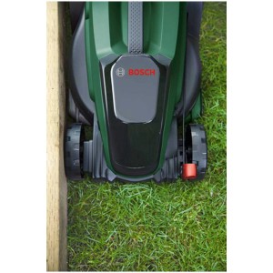 Tagliaerba a batteria Bosch CityMower 18V-32 senza batteria/caricabatterie mentre taglia i bordi del prato.