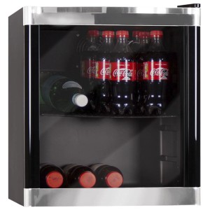 Kompakter Kibernetik Getränkekühlschrank schwarz, 48 l, mit Glastür und Getränkeflaschen auf Regalböden.