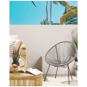 Sedia da giardino Beliani Acapulco II grigio scuro con struttura in acciaio nero su patio. Sedia in polyrattan.