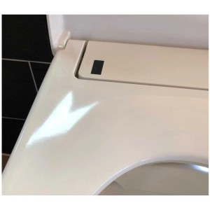 Primo piano: WC doccia bianco Popodusche Eco 2.0 con coperchio chiuso.