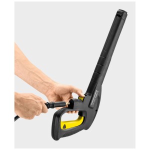 Pistolet Kärcher G 180 Q Quick Connect, accessoire pour nettoyeur haute pression. Main connectant le tuyau.