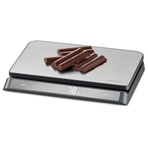Bilancia da cucina digitale Elite Scale di Trisa con cioccolato sulla superficie di pesatura.