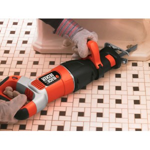 Scie sabre Black+Decker RS1050EK en action coupant un tuyau.