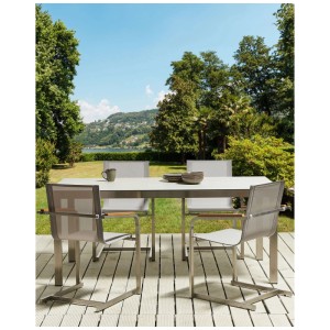 Set sedie da giardino Beliani Cosoleto, 4 sedie in acciaio beige con braccioli effetto legno.