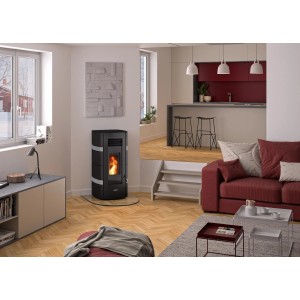 Poêle à granulés Justus Sia, acier noir-gris, 8 kW, avec flamme dans le salon.