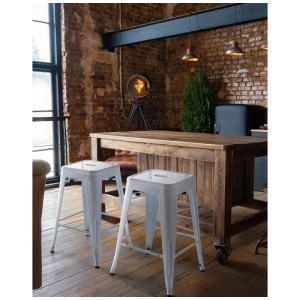 Deux tabourets de bar Beliani Cabrillo en acier blanc devant une table de cuisine rustique.