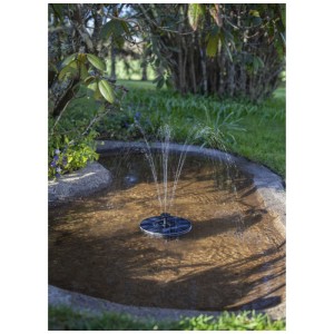 Fontaine solaire décorative noire Star Trading RGB dans bassin de jardin avec jet d'eau.