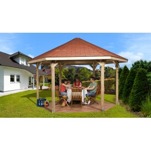 Weka Padiglione 656: Gazebo in legno con tetto rosso, utilizzato da una famiglia in giardino.