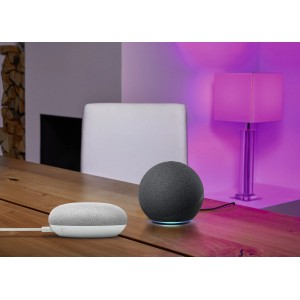 Scena con lampadina Osram Smart+ e dispositivi smart home su un tavolo.