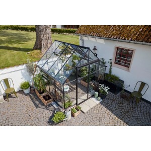 Serra Halls Qube+ 88 nera (6,6 m²) con piante in giardino.