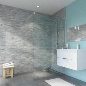 Salle de bain avec panneaux de parement Grosfillex 3D Rose aspect pierre comme panneaux décoratifs muraux.