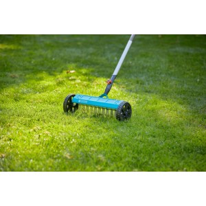 Gardena Combisystem scarificatore per prato 32 cm in uso su prato.