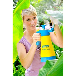 Femme utilisant le pulvérisateur à pression Gloria Hobby 125 Flex (1,25 l) pour l'entretien des plantes.