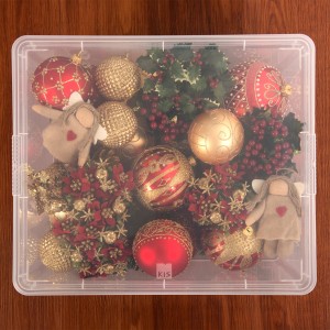 Box trasparente KIS C XXS con decorazioni natalizie e coperchio.