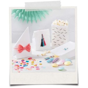 Sacchetti di carta bianchi per alimenti decorati con fiocco, ponpon e scritte.