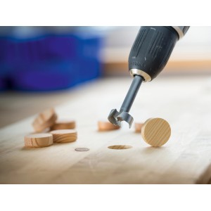 Punta Forstner LUX Comfort (Ø 30 mm) in uso su una tavola di legno con tasselli di legno.