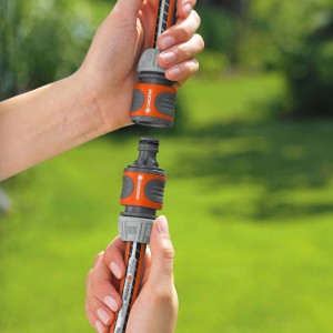 Raccord Gardena pour connecter deux tuyaux d'arrosage de tailles différentes.
