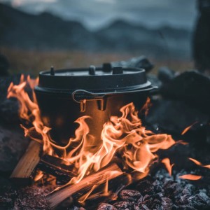 Petromax Dutch Oven FT3 nero (1,6 l) con piedini nel fuoco. Ideale per cucinare all'aperto.