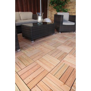 Dalles clipsables en douglas (lot de 4) installées sur une terrasse avec mobilier de jardin.