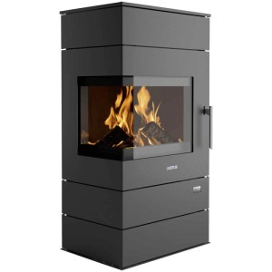 Poêle à bois noir Justus Voga 6,5 kW avec porte bûches et grande vitre d'angle.