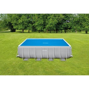 Piscine rectangulaire Intex Ultra Frame 400x200 avec couverture solaire bleue pour chauffer l'eau.