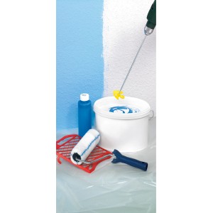 Miscelatore per pittura LUX 60 mm in uso con vernice, rullo e accessori.