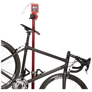 Bilancia digitale Feedback Sports Alpine che pesa una bicicletta su un cavalletto.
