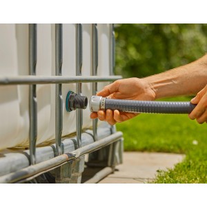 Connettore Gardena Push In per serbatoio montato su una botte per la pioggia.