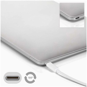 Cavo USB 3.2 bianco (da USB-C a USB-C) collegato a un laptop. Cavo dati per computer e multimedia.