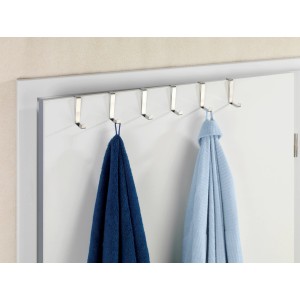 Set da 6 ganci appendiabiti da porta Wenko in acciaio inox su porta bianca con asciugamani.