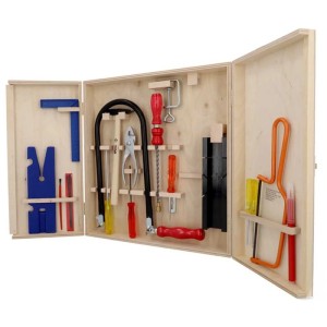 Ensemble de scie à chantourner 18 pièces avec armoire en bois, comprenant des outils comme un marteau, une pince et un tournevis.