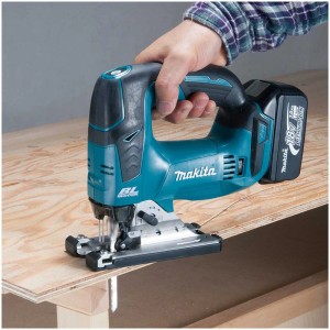 Scie sauteuse sans fil Makita DJV182 ZJ coupant du bois.