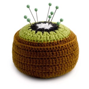 Cuscinetto per aghi Prym Love Kiwi all'uncinetto con aghi, strumento creativo per cucito.