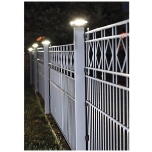 Recinzione illuminata con cappucci solari a LED Pletscher (bianco freddo) sui pali.