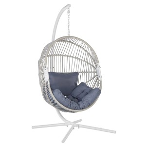 Sedia sospesa Beliani Acri in polyrattan bianco con cuscini e struttura in metallo.