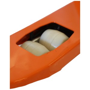 Gros plan : Rouleaux en polyuréthane du transpalette Cartech (2,5 t) en orange.