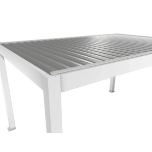 Dettaglio della pergola Biohort (4x3,5 m) in bianco-argento, copertura per patio con tetto a lamelle.