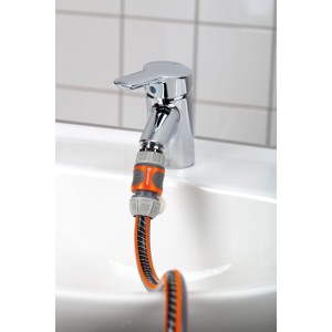 Adaptateur Gardena Perlstrahl-Gewindeadapter fixé au robinet dans l'évier.