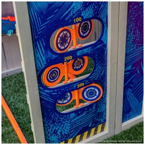Nerf Geo Strike Playhouse: Dettaglio dei bersagli con punteggio (100, 200, 300).