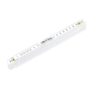 Weißer Kunststoffmaßstab, 2 m, zusammengeklappt. Messwerkzeug mit Zentimeter- und Millimetereinteilung.