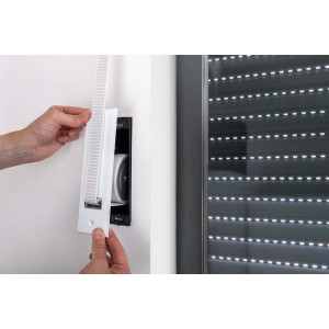 Installation d'un enrouleur à encastrer Schellenberg pour volet roulant Maxi 160 mm, galvanisé, dans le mur.