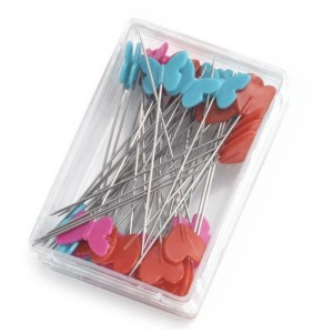 Spilli Prym Love, 50 pz, con teste a cuore e farfalla in scatola.