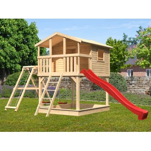 Maison sur pilotis Karibu Benjamin avec balançoire double, structure d'escalade et toboggan rouge dans le jardin.