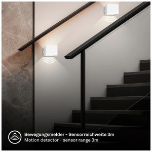 Deux appliques murales blanches Briloner Borra avec détecteur de mouvement dans un escalier.