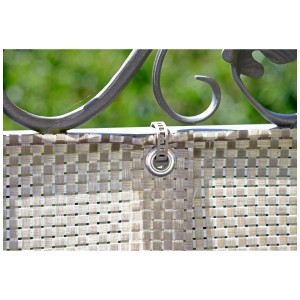 Dettaglio: Frangivista per balcone in rattan color platino con occhiello e fascetta sul parapetto.