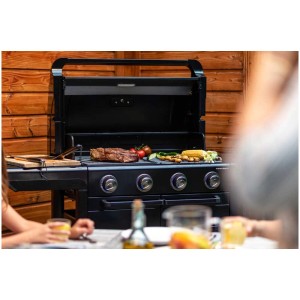 Barbecue à gaz Campingaz 4 Series Onyx S avec steak, légumes et maïs sur le gril.