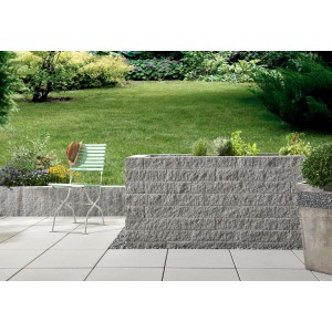 Pierre de parement Montania gris argent (40x15x10 cm) comme bordure de parterre dans le jardin.