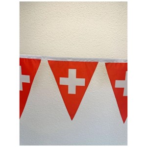 Guirlande de fanions suisses rouge et blanc en polyester, longueur 550 cm, idéale pour la fête nationale suisse.
