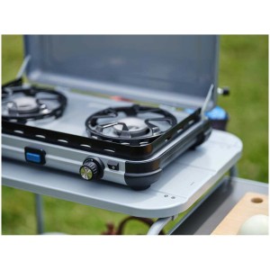 Fornello da campeggio Campingaz Camping Kitchen 2 Maxi CV con due bruciatori e paravento.