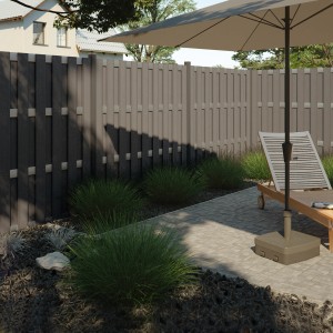 Clôture de jardin en WPC anthracite avec éléments en aluminium.